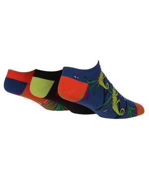 Wild Feet is een geweldige keuze als je op zoek bent naar zowel kwaliteit als grappig en kleurrijke stijlen voor je voeten. Als je houdt van eigenzinnige en leuke ontwerpen op je sokken, dan zijn deze ideaal, met verschillende coole ontwerpen die beschikbaar zijn, weten we zeker dat je een pakket zult vinden dat bij je past. Omdat deze sokken katoenrijk materiaal van goede kwaliteit zijn, zullen ze zeker de hele dag zacht en comfortabel aan je voeten zitten! Elke verpakking heeft 3 verschillende grappig ontwerpen. Kies uit kameleons, maki's, grappig fruit en zelfs taco's! Elk van deze zou je sokkenla zeker opfleuren. Wild Feet is een reeks sokken met coole ontwerpen, schattige motieven en eigenzinnige kreten - van mopshonden en pinguïns tot leeuwen en lama's! Kies uit een reeks stijlen voor heren en dames, van enkelsokken tot sneakersokken. Er zijn zelfs enkele sportieve stijlen beschikbaar! Ze zijn verkrijgbaar in één maat heren 39-45 EU, zijn gemaakt van 76% katoen, 22% polyamide, 2% elastaan ​​en zijn machinewasbaar.