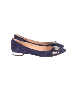 VINTAGE, RRP WIE NEU  
Tauchen Sie ein in einen zeitlosen Klassiker mit diesen Ballerinas von Emporio Armani. Sie sind mit einer spitzen Zehenform, einem erhöhten Blockabsatz und einem Lacklederband-Design im Vorderbereich ausgestattet. Abgerundet werden sie mit einer silbernen, runden Hardware am Band, auf dem der Name der Marke eingraviert ist. Fügen Sie diese eleganten Ballerinas Ihrer Garderobe hinzu, um Ihrem Ensemble den letzten Schliff zu verleihen.  
Emporio Armani Ballerinas mit spitzer Zehenform aus blauen Wildleder  
Zustand: Ausgezeichnet  
Abnutzungsspuren: Leichte Abnutzungen an der Sohle und den Innensohlen  
Material: Wildleder/Leder  
Größe: EU38/US7.5  
SKU: 167083  
Farbe: blau