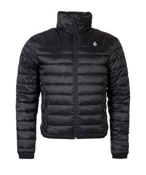 Wenn die Temperaturen sinken, ist es an der Zeit, in Ihre Lieblings-Wärmekleidung zu schlüpfen: Heat Holders. Ihre speziell entwickelte Pufferjacke garantiert Ihnen Wärme, Komfort und ein glückliches Dasein in den Wintermonaten. Die Marke Heat Holders ist vor allem für ihre Thermosocken bekannt, aber jetzt hat sie auch eine Thermo-Pufferjacke entwickelt - mit der bewährten Wärme von Heat Holders. So können Sie sicher sein, dass Sie die Wärme bekommen, die Sie brauchen, wenn Sie Ihre neue Heat Holders-Kissenjacke anziehen. Im Inneren der Jacke befindet sich das HeatWeaver-Futter von Heat Holders, das ein weiches, isolierendes Fleece-Futter für die Jacke bildet. Dieses Futter fühlt sich nicht nur gut an, es hält auch die Wärme in der Jacke und sorgt so für zusätzliche Wärme. Die Außenseite der Jacke besteht aus einer wasserabweisenden Puffershell, so dass Sie den Elementen trotzen können, ohne sich Sorgen zu machen, dass Sie durchnässt werden. Das heißt, die Jacke eignet sich hervorragend für Outdoor-Aktivitäten wie Wandern oder Skifahren. Der umschlagbare Ärmelabschluss hält kalte Luft ab und ermöglicht die Anpassung der Ärmellänge. Die weichen, nicht auftragenden Innentaschen liegen angenehm am Körper an und sorgen für eine bessere Passform. Die Jacke wird in einem praktischen Packsack mit Kordelzugverschluss geliefert und eignet sich daher hervorragend als Geschenk oder zum Einpacken der Jacke für den Campingurlaub. Die Jacke ist in den Größen X-Small bis XX-Large erhältlich und es gibt eine Größentabelle, in der Farbe schwarz.