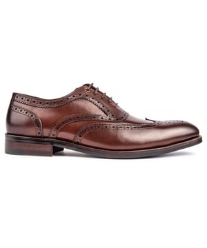 Los zapatos con cordones marrones Simon Carter Barn Owl Brogue para hombre están hechos para impresionar. Tienen una parte superior de cuero de primera calidad con ojal de metal superior y marca distintiva. Estos zapatos brogue de diseñador formal tienen un forro de cuero. Simon Carter diseñó estampados de calcetines y finos detalles de zapatero.