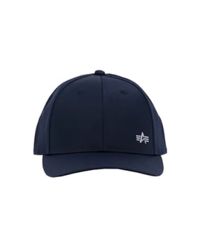 Diese Herren-Basecap vereint Stil und Funktionalität für jeden Anlass. Das markante 3D-Logo auf der Vorderseite verleiht ihr eine moderne und hochwertige Optik. Mit einer stufenlos verstellbaren Metallschnalle lässt sich die Cap individuell anpassen und sorgt für einen perfekten Sitz. Ziernähte auf dem Schirm unterstreichen das detailreiche Design und machen die Cap besonders langlebig. Bestickte Luftlöcher sorgen für eine optimale Luftdurchlässigkeit, damit Sie auch an warmen Tagen einen kühlen Kopf bewahren. Ein vielseitiges Accessoire, das jedem Outfit eine sportlich-elegante Note verleiht. Ideal für den Alltag, Freizeit oder sportliche Aktivitäten.