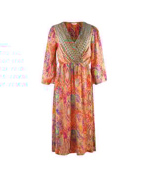 Zeigen Sie Ihren Stil mit dem mehrfarbigen Inoa-Kleid. Sein schmeichelhafter Druck macht es zu einem zeitlosen Stuck fur Ihre Garderobe. Hergestellt aus luxuriosem Stoff, werden Sie bei jedem Tragen ein Statement setzen. Geben Sie ein Statement mit Stil ab! 100 % Seide, Druckdesign, lange armel, V-Ausschnitt, Kleid, Wickelband um die Taille. Produktstil: Modena 12005�