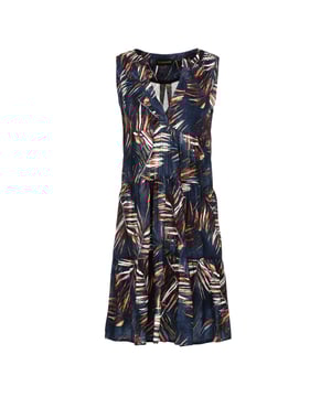Dieses Kleid mit gerafften Nähten ist aus gewebtem Viskosestoff mit einem Blattdruck auf dunkelblauem Hintergrund gefertigt. Es ist ärmellos und hat einen Rundhalsausschnitt mit einer 24 cm langen V-Öffnung auf der Vorderseite. An der Innenseite des V-Ausschnitts befindet sich ein Druckknopf, der verhindert, dass er sich zu weit öffnet. Unter der V-Öffnung vorne befindet sich ein länglicher Doppelstoff. Das Kleid hat zwei 24 cm breite gerüschte Bahnen. Im Rücken befindet sich eine doppelte Falte. Das Kleid ist in einer lockeren A-Linien-Silhouette gestylt und reicht bis über das Knie.