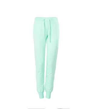 De eenvoudige snit van deze broek is een klassieker die perfect gecombineerd kan worden met verschillende stijlen, van casual tot elegantere outfits.

De hoge taille benadrukt niet alleen de taille, maar zorgt ook voor comfort en vormt het figuur, wat vooral gewaardeerd wordt door liefhebbers van moderne en comfortabele oplossingen.

De taps toelopende pijpen zijn een element dat de broek een modern karakter geeft.

Een brede elastische tailleband, bovendien verstelbaar met een trekkoord, zorgt voor een perfecte pasvorm en garandeert dat de broek de hele dag goed blijft zitten.

De afgeronde pijpen zijn een praktisch detail dat voorkomt dat de stof omhoog komt en de broek een sportief karakter geeft.

Een print met het merklogo op de linkerheup is een onopvallend maar duidelijk accent dat spreekt voor de originaliteit en hoge kwaliteit van het product.

Deze broek is gemaakt van hoogwaardige stof en biedt niet alleen een aantrekkelijk uiterlijk, maar ook duurzaamheid en dagelijks comfort.