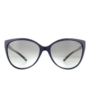 Las gafas de sol Tiffany TF4089B 82303C Azul Gris Degradado tienen una bonita forma de ojo de gato para mujer con deslumbrantes cristales en las bisagras. El icónico azul Tiffany se revela sutilmente alrededor de los bordes y el logotipo se presenta en cada patilla.