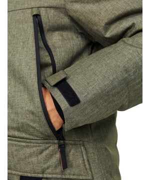 Dieser warme Parka für Herren ist ideal für die kalten Wintermonate. Die Jacke ist aus leichtem, hochwertigem Material gefertigt, das für Atmungsaktivität und Komfort sorgt. Ein Schlitz am Rücken sorgt für mehr Bewegungsfreiheit. Er ist mit wärmenden Kunstdaunen gefüttert. Die Kapuze lässt sich hoch schließen und mit einem Kordelzug einstellen, um vor Wind und Kälte zu schützen. Geschlossen wird die Jacke mit einem Reißverschluss, über dem sich eine durchgehende Sturmklappe befindet. Sie kann auch mit Druckknöpfen geschlossen werden. Die Ärmel haben innenliegende Rippenbündchen, die das Eindringen von Kälte und das Verrutschen der Ärmel verhindern. Die Weite der Ärmelbündchen lässt sich außerdem mit einem Klettverschluss regulieren. Der Parka verfügt über verschiedene Taschen zum Verstauen von wichtigen Utensilien: zwei Pattentaschen mit Druckknöpfen und zwei Brusttaschen mit Reißverschlüssen.