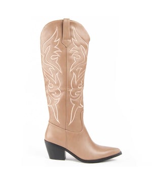 Bota cowboy para mujer. Calce cómodo. Plantilla acolchada de piel natural. Fabricado por otras marcas para nuestra marca. Medidas aproximadas: 6 cm de tacón, 43 cm alto de caña y 12 cm ancho de caña.