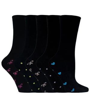 Wenn Sie auf der Suche nach einem Satz schlichter, aber hübscher Damensocken sind, dann ist dies ein großartiges Paar, das Sie in Betracht ziehen sollten. Unsere Socken mit Herz und Schleife sind fantastisch, wenn Sie auf der Suche nach zuverlässigen Socken für Freizeitkleidung oder sogar formelle Kleidung sind, während Sie bei der Arbeit sind. Sie sind nicht nur schön anzusehen, sondern bestehen auch aus weicher, natürlicher Baumwolle, so dass Ihre Füße den ganzen Tag lang von Weichheit umgeben sind. Sie sind auch sicher, so dass sie den ganzen Tag oben bleiben. Die Motive auf dem Fuß der Socke sind ein Herz und eine Schleife - ein niedlicher Touch für eine ansonsten schlichte Socke. In einer Arbeitsumgebung sind sie trügerisch schlicht, aber wenn man nach einem anstrengenden Tag die Schuhe auszieht, werden sie sofort süßer. Diese schwarzen Baumwollsocken für Damen sind im 5er-Pack erhältlich und entsprechen der Größe 4-7 UK 5-9 US 37-42 EU. Sie bestehen aus 80 % Baumwolle, 18 % Polyamid und 2 % Elastan und sind sicher in der Maschine waschbar. Wenn Sie mehr über diese Socken mit Herz und Schleife wissen möchten, besuchen Sie unsere Amazon-Liste mit Socken mit Herz und Schleife, um unsere Bewertungen zu lesen. Schauen Sie sich auch unsere anderen Damensocken hier an, wenn Sie etwas anderes als unsere Socken mit Herz und Schleife suchen.