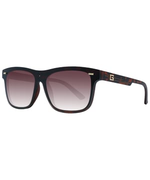 Las gafas de sol Guess GF0183 52F con degradado marrón tienen una montura cuadrada clásica que transmite una sensación de elegancia atemporal. La montura está hecha de acetato de alta calidad, conocido por su durabilidad y ligereza, lo que garantiza una comodidad duradera durante todo el día. Las patillas finas incorporan el logotipo de Guess para dar un toque de sofisticación.