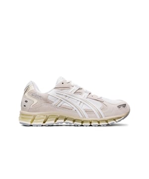 Het silhouet van de GEL-KAYANO™ 5 360 combineert geavanceerde technologische nuances met een throwback twist.

Geïnspireerd door de archieven van ASICS, combineert deze schoen de retro esthetiek van de GEL-KAYANO™ hardloopschoenen van eind jaren 90 met de dempende eigenschappen van de GEL-QUANTUM 360™ stijl tot een nieuw hybride ontwerp.

Met 360 graden op GEL™ gebaseerde technologie in de hele tussenzool is deze schoen gemaakt om schokabsorptie te verhogen en comfort te bieden dat de hele dag meegaat.

De GEL-KAYANO™ 5 360 schoen combineert een nostalgisch ontwerp-DNA met inventieve prestatietechnologie, zodat je niet hoeft te kiezen tussen retro en technisch aanbod.