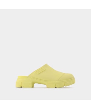 Coup de coeur pour ce modèle inédit qui reprend les codes de la traditionnelle mule, revisitée en version fashion et contemporaine et montée sur une épaisse semelle chunky. Notre tips mode ? Les porter avec un blazer noir pour trancher avec son côté sophistiqué. Hauteur de talon: 4 cm. Coloris : Jaune - Pale Banana. Matière principale: gomme recyclée. Matière semelle: caoutchouc. Fermeture: s'enfilent simplement. Forme du bout: rond. Chaussant: fidèle à la taille - Sizing: Européen.