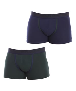 Stretchkatoenen boxer.
 Elastische rubberen tailleband, met de merknaam herhaaldelijk geborduurd.
 Comfortabele en ademende stof.
 Anatomische voorkant, met de mogelijkheid om vast te houden zonder te knellen.
 Naden in toon zichtbaar.
 Samenstelling: 95% Katoen, 5% Elastaan
 Onderhoud:
Wassen op maximaal 40º.
 Strijken op lage temperatuur.
 Geen bleekmiddel gebruiken.
 Geen droger gebruiken.
 Niet chemisch reinigen.