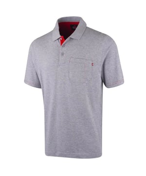 38% Polyester, 32% Baumwolle, 30% Viskose. Gewebetechnik: Flexibel, Leicht. Gewebe: meliert, Piqué, Weiche Haptik. Design: Logo, Unifarben. Knopfleiste mit drei Knöpfen, Kontrastnähte, Gewebtes Etikett. GSM (Gramm pro Quadratmeter): 200. Taschenart: 1 Brusttasche. Kurzärmlig. Schaftrand zum Umklappen. M: 102 cm. L: 107 cm. XL: 112 cm. XXL: 116,84 cm. 3XL: 121,92 cm.