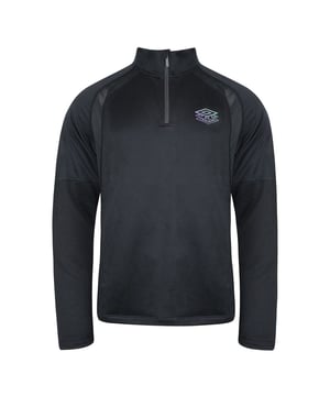 El top negro de Training Umbro Pro viene en un color negro clásico, exudando un aspecto atemporal y deportivo. El negro no solo es versátil, sino que también ayuda a ocultar manchas de sudor durante los entrenamientos intensos, asegurando que se mantenga seguro y se centre en su entrenamiento.

Hecho a partir de materiales de rendimiento de alta calidad, este máximo ofrece un comodidad y funcionalidad excepcionales. La tela es liviana, transpirable y que se mueve la humedad, manteniéndolo fresco y seco mientras empuja los límites en el gimnasio o en el campo.

La parte superior presenta un escote de la tripulación y mangas cortas, proporcionando un ajuste cómodo y sin restricciones que permite un rango de movimiento completo. Este diseño asegura que pueda realizar sus ejercicios con facilidad y concentrarse en sus objetivos de entrenamiento.

El logotipo de la firma de Umbro se coloca sutilmente en el cofre, simbolizando el compromiso de la marca con la calidad y la excelencia en la ropa deportiva. La marca minimalista agrega un toque de autenticidad y eleva la apariencia general de la parte superior.

El top negro de los hombres de Pro Training es perfecto para varias actividades deportivas, que incluyen correr, entrenamientos de gimnasia, deportes de equipo o simplemente permanecer activo. Su diseño versátil le permite combinarlo con sus pantalones cortos favoritos, pantalones de pista o leggings de entrenamiento, lo que lo convierte en una pieza confiable para todos sus entrenamientos.

Ya sea que sea un atleta profesional o un entusiasta de la condición física, el Top negro de los hombres de Umbro Pro Training es el compañero ideal para llevar su entrenamiento al siguiente nivel. Abraza el espíritu de espíritu deportivo y el rendimiento con este top que encarna la rica herencia deportiva y la dedicación de Umbro a la excelencia en la ropa deportiva.