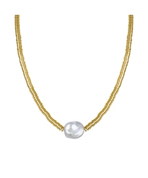 Collar Siever cierre de Plata de Ley 925, abalorios de metal, acabado en oro amarillo de 18 Quilates. Además de lograr estilismos para trotar por el mundo, los diseños de la línea de AFRICA Perlas marcan la diferencia y consiguen que esa diferencia sea radical. Diseños realizados cuidadosamente a mano con una aleación de metal y perlas que dan vida a unas sofisticadas joyas. Su exotismo solo es comparable con su recato. Intuitiva, ponderada acierta cada vez que te lo pones y representa como pocas el carácter urbano más cosmopolita: BE AUTHENTIC (NOT) UNIQUE.