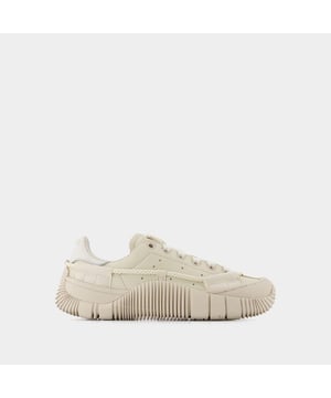 Der britische Designer Craig Green zollt den ikonischsten Designs von Adidas Tribut, indem er eine Reihe von Kultartikeln des Labels in einem einzigen Schuh übereinanderlegt. Das Ergebnis ist dieser Hybrid-Sneaker, der zu den Highlights der Saison gehört und ein Hit für die anspruchsvollsten Sneaker-Süchtigen da draußen sein wird. Farbe : Gris - Gobi/Gobi/Talc. Hauptmaterial : Leder. Sohle : Gummi. Innenfutter : Synthetik. Verschluss : Schnürsenkel oben. Zehenform : Rund.