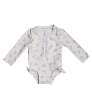 Dit eendelige babybadpak heeft lange mouwen en een handige ritssluiting aan de voorkant, waardoor het gemakkelijk aan te trekken is en extra comfort biedt.

 Aan de onderkant zitten verborgen knopen, zodat je gemakkelijk en probleemloos van luier kunt wisselen.

 Decoratieve strikjes aan de zijkanten geven het ontwerp een lief en delicaat tintje, waardoor het visueel aantrekkelijker wordt.

 Bovendien biedt het bescherming tegen de zon met zijn UPF 50+ UV-factor, ideaal om de tere babyhuid te beschermen tijdens zonnige dagen.

 Het ontwerp met citroenprint voegt een frisse en leuke touch toe, terwijl de constructie zorgt voor een volledige en comfortabele bedekking.

 Perfect om stijlvol en veilig van het water te genieten.
 Samenstelling: Buitenkant: 82% Polyester, 18% Spandex; Binnenkant: 100% Polyester
 Onderhoud:
- Handwas in koud water.
 - Gebruik geen bleekmiddel.
 - Drogen in de schaduw.
 - Niet strijken of in de droger drogen.