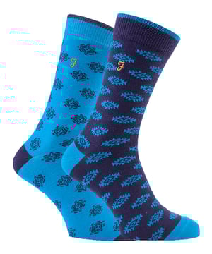 Calcetines de vestir de Jacquard Vintage Farah para hombre - Paquete de 2. Tus calcetines pueden decir mucho sobre tu carácter; los calcetines con patrones retro como estos calcetines de jacquard vintage de Farah harán declaraciones audaces y son perfectos para usar como un par brillante de calcetines de vestir. Estos calcetines son ricos en algodón, con una composición de algodón del 75%, lo que significa que son suaves contra la piel. Tienen la icónica 'F' de Farah bordada en dorado. Todos los estilos presentan un patrón retro. Cualquiera que busque un par de calcetines cómodos y audaces para su traje encontrará que estos calcetines son perfectos para el trabajo. Se venden en un paquete de 2 y están disponibles en 2 colores, incluyendo cobalto/púrpura y naranja/rojo. Son de talla 6-11 UK, 7-12 US, 39-45 EU y están fabricados con 75% algodón, 24% poliamida y 1% elastano. Son lavables a máquina de forma segura.
