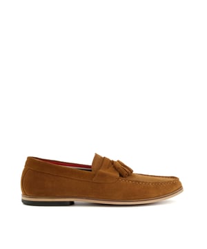 A contemporary take on a classic Loafer, Blaisse will complete your wardrobe. Expertly crafted from the finest materials, this round-toed silhouette has been detailed with traditional tassel trims.
