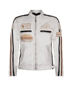 Afgewerkt met ons premium nappaleer en gedetailleerd met onze geborduurde vintage badges, hoeven raceliefhebbers niet verder te zoeken. De klassieke bikerstijl wordt naar een hoger niveau getild door de toevoeging van twee contrasterende racestrepen op de mouwen en een doordachte plaatsing van race-insignes om dit iconische kledingstuk te maken. Het jack blijft trouw aan zijn bikerroots met een klassieke korte kraag met tab en twee zakken met rits op de borst voor een traditionele look. Voor extra opbergruimte zijn er twee handzakken in de taille en nog eens twee compartimenten geïntegreerd in de voering, zodat deze jas even praktisch als stijlvol is. • 100% premium ultrazacht nappaleer. • Vier buiten- en twee binnenzakken • Racing-stijl strepen op elk van de mouwen van de jas • YKK-ritssluiting over de volledige lengte aan de voorkant • Geborduurde race-stijl badges op de voorkant en mouwen van de jas