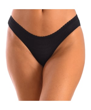 Panty 3112 VIVIAN woman Selene.
 String Effect Bikini Panty.
 Gehaakte kanten voorkant.
 Tule aan de achterkant zodat het niet aftekent.
 Katoenen fleece aan de binnenkant van de slip.
 Een comfortabel en vrouwelijk kledingstuk, ideaal voor het dagelijks leven van de vrouw.
 Samenstelling: 85% Polyamide, 15% Elastaan.
 Onderhoud:
Handwas.
 Temp. maximaal 30º.
 Niet strijken.
 Geen bleekmiddel gebruiken.
 Geen droger gebruiken.
 Niet chemisch reinigen.