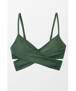 Stylisch und trendig  
Wickeldesign mit Rückbandverschluss  
Hergestellt aus hochwertigen Materialien  
Geeignet für Wasseraktivitäten und Strandausflüge  
Langlebig und bequem  
Ein unverzichtbares Must-have für Ihre Bademoden-Kollektion