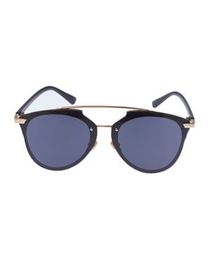 Must Have unisex zonnebril met cat eye design en metalen montuur, perfect voor een elegante en verfijnde stijl.

 UV 400 gepolariseerde lenzen blokkeren 100% van de UVA- en UVB-stralen, verminderen schittering en zorgen voor een helderder, comfortabeler zicht.

 In het ontwerp is het logo van het merk gegraveerd op de poten en discreet op een van de glazen, wat de authenticiteit en het onderscheidende karakter benadrukt.

 Ze worden geleverd met een zacht reinigingsdoekje om je lenzen brandschoon te houden en een beschermhoesje om ze veilig in op te bergen.

 Deze bril past perfect bij elke look en is ideaal voor wie op zoek is naar bescherming en stijl in één.
 Afmetingen: Hoogte glazen: 53 mm, Breedte glazen: 58 mm, Brug: 15 mm, Poten: 142 mm
 Samenstelling: Metaal, Polycarbonaat
 Onderhoud:
- Alleen wassen met water of, indien nodig, een milde zeep.
 - Droog met een zachte doek om krassen te voorkomen.
 - Vermijd contact met ruwe oppervlakken of schurende vloeistoffen.