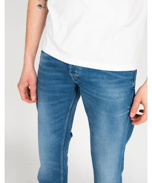 Einfacher Stil
Mittlere Taille (Mid Waist)
Mit markengebrandeten Knöpfen verschließbar
Drei Taschen vorne, zwei hinten
Mit Abnutzungseffekt
Mit Marken-Emblem hinten
Hergestellt aus hochwertigem Denim