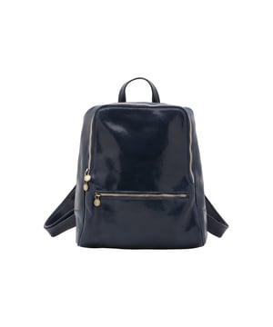 Bolso bandolera para mujer. El cierre es con cremallera. Los bolsillos internos son uno con cremallera. Los bolsillos externos son uno frontal con cremallera y otro trasero con cremallera. La bandolera es ajustable en piel. El mango es de piel. Hay un compartimento interno. El material exterior es auténtica piel de vacuno. Internamente está forrado en algodón. Medidas: 30x36x12 cm. Hecho en Italia
