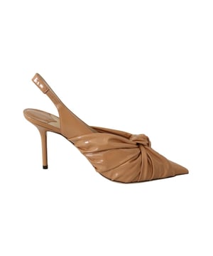 Gloednieuw met labels stofzak en schoenendoos
  100% authentieke Jimmy Choo Pumps
  Ontwerp met spitse neus
  Model: Caramel Annabell 85 sop leren pumps
  Kleur: Caramel
  Materiaal: Zacht lakleer
  Haklengte: 85 cm / 34 inch