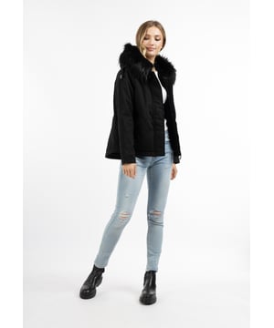 Aus weicher, speziell gewaschener Baumwolle gefertigt, setzt der Winterparka von DreiMaster Vintage auf einen betont lässigen Vintage-Look. Selbst an kalten Tagen und Abenden werden Sie ihn mit Vergnügen tragen, denn dank der Wattierung und der kuscheligen Innenseite hält er Sie wohlig warm. Eine große Kapuze mit flauschigen Fell sorgen für zusätzlichen Schutz. Praktische Seitentaschen mit Druckknopf sind ebenso praktisch, wie modisch. Zahlreiche detailverliebte Logo-Accessoires, wie Ösen oder Nieten sind ganz im Sinne des Labels designt, was einen vintage Charme erweckt.  Damen Winterjacke