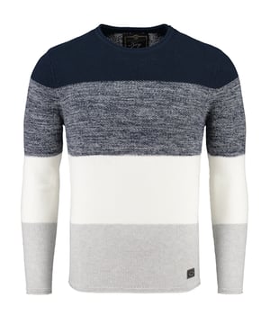 Entdecke den Key Largo Strickpullover für Herren - ein modisches Highlight, das Farbe in deinen Alltag bringt. Mit seinem trendigen Color-Block-Design setzt dieser Pullover kraftvolle Akzente und verleiht deinem Look einen frischen, dynamischen Touch. Der klassische Rundhalsausschnitt und die feine Strickstruktur unterstreichen die moderne, aber zeitlose Ausstrahlung dieses Langarm-Pullovers.  Hergestellt aus hochwertigen Materialien, bietet der Strickpullover nicht nur einen besonders hohen Tragekomfort, sondern auch Langlebigkeit und Qualität, die du bei jedem Tragen spüren wirst. Egal ob lässig zur Jeans oder elegant kombiniert - dieser Pullover ist vielseitig und passt sich deinem Stil perfekt an.  Mit dem Key Largo Strickpullover bist du immer gut gekleidet, egal zu welchem Anlass. Bring frischen Wind in deine Garderobe und setze auf dieses modische und komfortable Essential!
