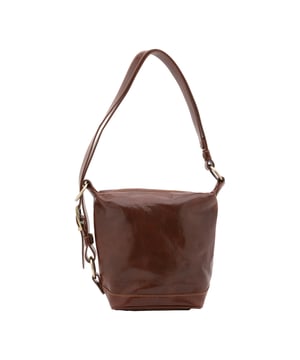 Bolso tipo bombonera para mujer. El cierre es con cremallera. Los bolsillos internos son uno con cremallera. Los bolsillos externos están ausentes. La bandolera es ajustable en piel. Falta el mango. Hay un compartimento interno. El material exterior es auténtica piel de vacuno. Internamente está forrado en algodón. Medidas: 25x28x14 cm. Hecho en Italia
