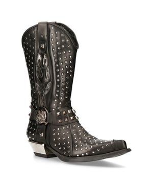 Estas botas, confeccionadas con piel de vaca de primera calidad, tienen la silueta clásica de un vaquero para ofrecer un estilo icónico y vanguardista. Con una caña alta y una punta puntiaguda, esta pieza mantiene las características que hicieron famosas a las botas de vaquero, pero también introduce giros creativos que elevan esta pieza. Se crea un aspecto audaz y contemporáneo mediante tachuelas en toda la parte superior y en la característica de tres correas que está decorada con un anillo de calavera de metal y está situada debajo de un diseño de llama plateada. Para mayor comodidad, New Rock ha introducido un forro de cuero suave en el interior y, para lograr un aspecto distintivo, ha elevado el tacón de metal, lo que da como resultado una apariencia audaz que redondea esta pieza. • Altura del tacón: 4 cm • Altura de la plataforma: 1 cm • Altura de la caña: 25 cm • Material exterior: piel de vaca