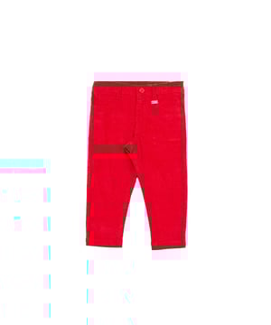 Corduroy.
 Waistband with belt loops.
 Button and zipper closure.
 Two pockets on the front.
 Straight cut.
 Adjustable waistband with internal elastic.
 Two pockets on the back.
 Metal plate with the brand name on the front.
 Seams seen in tone.
 Composition: 97% Cotton, 3% Elastane
 Care:
- Wash maximum at 30ºC.
 -Do not iron.
 - It is not allowed to use a dryer.
 - Do not use bleach.
 - Does not support dry cleaning.