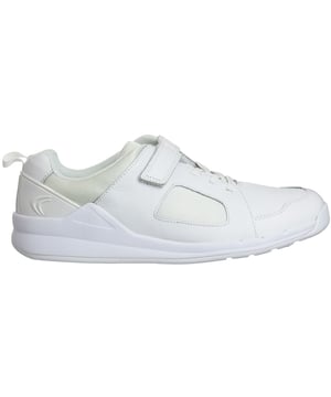 Las Clarks Orbit Ride Kids White Trainers son una opción de calzado moderno y cómodo para niños. Conocidas por su calidad y estilo, Clarks ha diseñado estas zapatillas para ofrecer moda y funcionalidad a los niños. Aquí tienes una descripción de las principales características:

 Diseño blanco clásico:  Las zapatillas son predominantemente blancas, lo que les da un aspecto limpio y clásico que complementa una gran variedad de conjuntos. Las zapatillas blancas son versátiles y se pueden llevar con estilos informales o deportivos.

 Construcción duradera:  Clarks es reconocida por su calzado bien hecho. Estas zapatillas tienen una construcción duradera, lo que garantiza que puedan soportar el desgaste de los niños activos.

 Plantilla cómoda:  La plantilla de las zapatillas Clarks Orbit Ride está diseñada pensando en la comodidad. Ofrece amortiguación y soporte para los pies de los más pequeños, haciendo que estas zapatillas sean adecuadas para largas horas de uso.

 Cierre ajustable de gancho y bucle: Estas zapatillas están equipadas con un sistema de cierre de gancho y bucle, fácil de manejar para los niños. Esta característica permite un ajuste seguro y personalizable, facilitando que los niños se pongan y quiten los zapatos de forma independiente.

 Materiales transpirables:  Los materiales utilizados en estas zapatillas están diseñados para ser transpirables, lo que ayuda a mantener los pies pequeños frescos y cómodos, incluso durante el juego activo.

 Puntera reforzada:  Para mejorar la durabilidad, Clarks ha incluido una puntera reforzada en el diseño. Esta característica protege el calzado de las rozaduras y añade una capa extra de protección para los niños activos.

 Suela adherente:  La suela exterior está diseñada para proporcionar una buena tracción, reduciendo el riesgo de resbalones y caídas. Esta característica es esencial para los niños a los que les gusta correr y hacer deporte.
