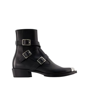 Farbe: Noir - Schwarz/Silber. Hauptmaterial: glattes Kalbsleder. Sohle: Gummi. Futtermaterial: Leder. Verschluss: seitlicher Reißverschluss. Zehenform: spitz. Passform: fällt normal aus - Größenangabe europäisch.