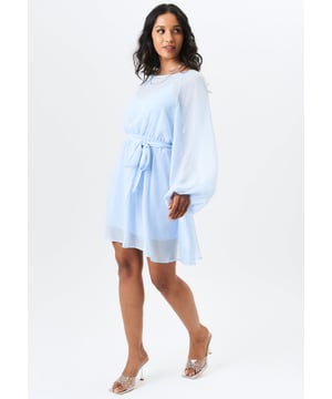 Maak een fashion statement in onze chiffon folie mini-jurk met lange mouwen. De lichtgewicht chiffonstof en de lange mouwen maken hem perfect voor elk seizoen, terwijl de foliedetails een vleugje verfijning toevoegen. Geef je stijl een boost met deze trendy mini-jurk.