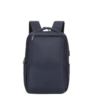 Mochila unisex. El cierre es con cremallera. Los bolsillos internos son bolsillos multifuncionales. Los bolsillos exteriores son uno frontal con cremallera y dos laterales abiertos. Falta la correa para el hombro. El asa es de tela. Hay un compartimento interno. El material exterior es poliéster. Internamente está forrado en poliéster. Medidas: 30x12x43 cm. Producto de moda