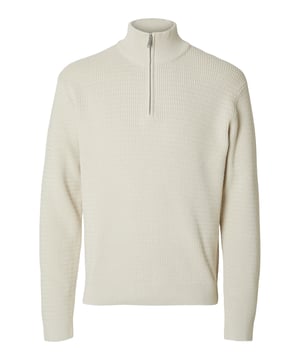 Dieser Strickpullover ist die perfekte Wahl für stilvolle Lagenlooks und angenehmen Tragekomfort. Das leichte Material in Regular Fit sorgt für eine ideale Passform, während der markante Troyerkragen mit praktischem Halbreißverschluss sowohl Funktionalität als auch Eleganz bietet. Rippstrickdetails an Säumen und Kragen verleihen dem Design eine hochwertige Note und setzen klassische Akzente. Ob für entspannte Freizeitlooks oder als smartes Layering-Piece – dieser Pullover ist ein vielseitiger Begleiter für jede Gelegenheit.