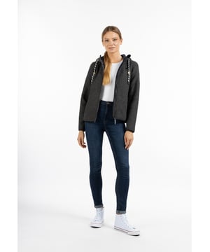 Ideal für alle Übergangsphasen sind die Strickfleecejacken von Schmuddelwedda. Sie sind aus einem festen Strick gefertigt und halten, dank weicher Fleece-Innenseite, herrlich warm. Sämtliche Säume sind mit einem elastischen Piping versehen, bei der Kapuze unterstützt eine Kordel die Größenregulierung. Der softe Melange-Strick wird durch die seitlichen Eingrifftaschen optimiert und auch der Reißverschluss mit praktischem Kinnschutz sorgt für Wohlfühlen. Ein stylisches Finish erhält die Jacke durch die zahlreichen Logo-Accessoires und Details, wie Nieten, Stickereien oder Logo-Badges.  Strickfleecejacke