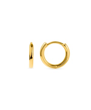 Aros edum de plata de ley 925 con acabado en baño de oro amarillo de 18 quilates. Essential encarna la sencillez refinada, piezas atemporales con líneas suaves y el brillo adicional de las circonitas. Joyas básicas sin pretensiones que son perfectas para el uso diario, pero también pueden funcionar en ocasiones especiales.