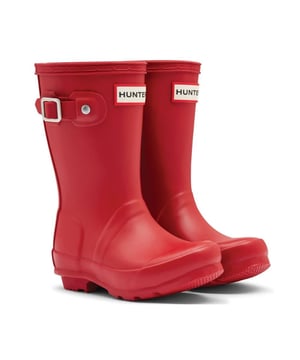 From playground puddles to woodland walks, Hunter’s Original Kids Boots are the perfect fit for small feet. A mini version of the iconic Original Tall Boot, the Original Kids Wellington is a dream for junior explorers. This boot is handcrafted from natural rubber. Designed for adventures, Hunters specialised kids wellies are highly resistant to wear and abrasion with a polyester lining for comfort. Reflective patches and the Hunter Original tread offer added safety so you can be confident letting them take on the elements whatever the weather.