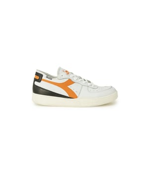 Marke: Diadora Heritage.
  Geschlecht: Manner.
  Typ: Turnschuhe.
  Jahreszeit: Herbst/Winter.
  Farbe: Orange.
  Verschluss: Schnursenkel.
  Sohle: Gummi.
  Futter: Leder.
  Details: Sportlich.
  Zusammensetzung: 100% Leder.
  Material: Leder.
