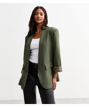 Elevate your style with our sleek Khaki Contrast Animal Edge to Edge Blazer. Stand out with its unique animal print contrast, perfect for the fashion-forward woman. This versatile blazer can be dressed up or down, making it a stylish addition to any wardrobe.