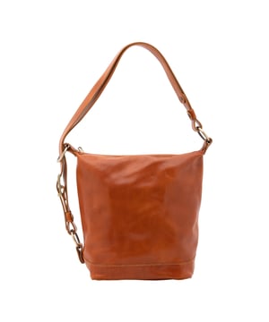 Bolso tipo bombonera para mujer. El cierre es con cremallera. Los bolsillos internos son uno con cremallera. Los bolsillos externos están ausentes. La bandolera es ajustable en piel. Falta el mango. Hay un compartimento interno. El material exterior es auténtica piel de vacuno. Internamente está forrado en algodón. Medidas: 34x33x15 cm. Hecho en Italia