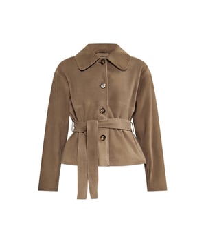 Entdecken Sie eine einzigartige Kurzjacke, die Eleganz und Stil vereint. Dieses Modell mit klassischem Kragen und langen Ärmeln verfügt über einen Knopfverschluss und einen Kordelzug in der Taille für eine elegante Passform. Jacke mit Leistentaschen. Dieses vielseitige Modell aus luxuriösem Ziegenwildleder eignet sich perfekt für informelle Anlässe oder formelle Veranstaltungen.  Jacke