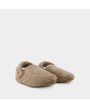 Kleuren: BRUIN - Champignon. Materiaal: thermoplastisch. Zool materiaal: croslite. Voering: crosliet. Sluiting: eenvoudig aan te trekken. Tipvorm: rond. Maatvoering: maat large - Maatvoering: CROCS. Width: 11. Length: 25.8.