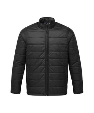 Äußere Materialien: 100% Nylon. Füllung Material: 100% recyceltes Polyester. Futterstoff: 100% recyceltes Polyester. Innenfutter: Verdeckter Reißverschluss. Design: Einfarbig. Kinnschutz, Packaway, gepolstert. Gewebe-Technologie: Leicht, schauerresistent. Ausschnitt: Kadettenkragen. Manschette: Elastisch. Ärmel-Typ: Langärmelig. Taschen: 2 Eingrifftaschen, 1 Innentasche, Reißverschluss. Verschluss: Durchgehender Reißverschluss. Nachhaltigkeit: Amfori, BSCI, Hergestellt aus recycelten Materialien, REACH.