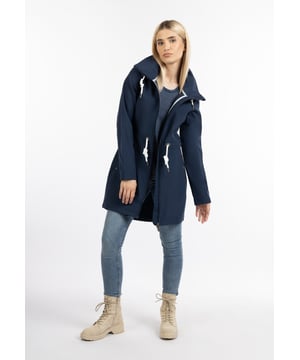 keine Füllung  Überzeugen Sie sich von diesem sportlich-schicken Softshellmantel von ICEBOUND. Perfekt für den Übergang ist der Mantel atmungsaktiv, wind- und wasserabweisend und punktet mit einer stilvollen Länge, die mit einem Taillenband auf Figur gezogen werden kann. Innen sorgt eine weiche Micro-Fleece-Innenseite für wohlige Wärme und schützt auch an kälteren Tagen zuverlässig. Besonders hervorzuheben sind die zwei praktischen Eingrifftaschen und die vielen liebevoll durchdachten Details wie geprägte Ösen und Kordelstopper. Ein hoher Stehkragen hält nicht nur den Hals warm, sondern bietet auch Platz für eine Kapuze, die dank Reißverschluss in den hohen Kragen problemlos integriert werden kann.  Softshellmantel